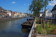 900105 Gezicht op de Vaartsche Rijn te Utrecht, met links de Westerkade en rechts de Oosterkade.